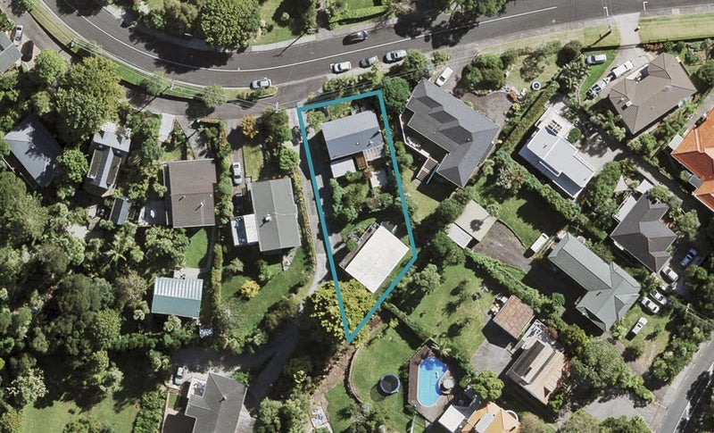 1/4 Highland Avenue, Titirangi, Auckland - Carousel 1