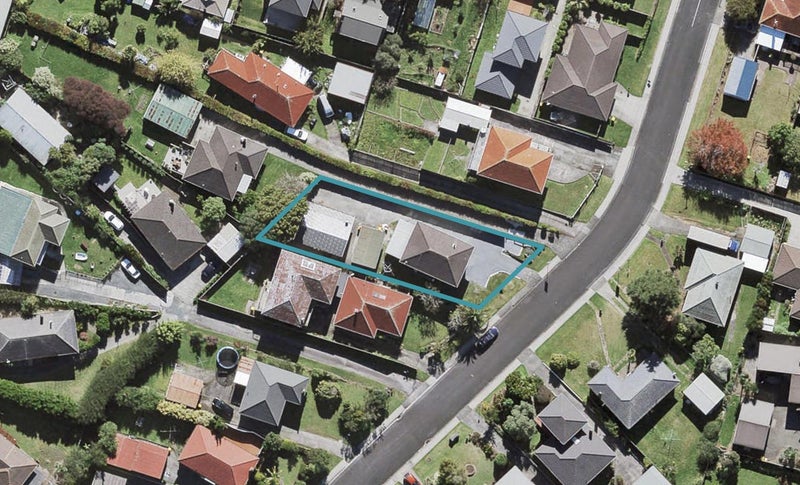 9 Essex Street, Te Atatu South, Auckland - Carousel 1