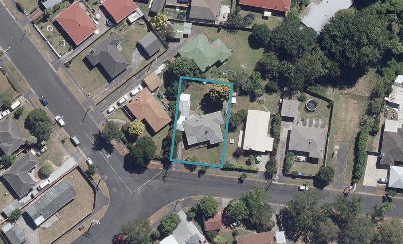 9 Barrie Crescent, Silverdale, Hamilton - Carousel 1