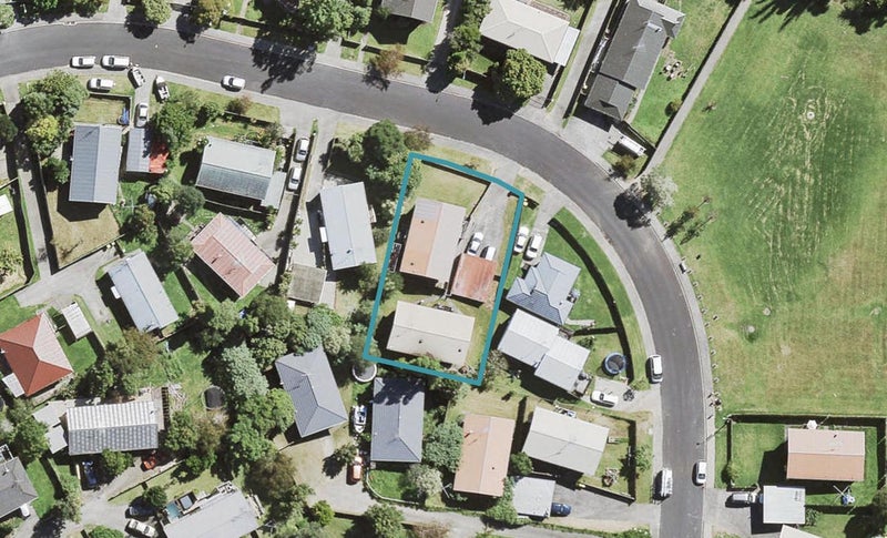15 Maywood Crescent, Glen Eden, Auckland - Carousel 1