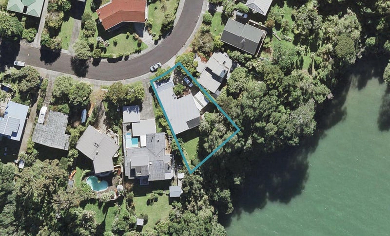 10 Valkyria Place, Beach Haven, Auckland - Carousel 1