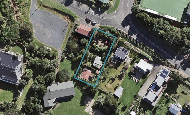 8 Hamilton Road, Surfdale, Waiheke Island - Carousel 1