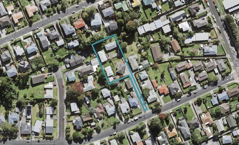 9 Amberley Avenue, Te Atatu South, Auckland - Carousel 1