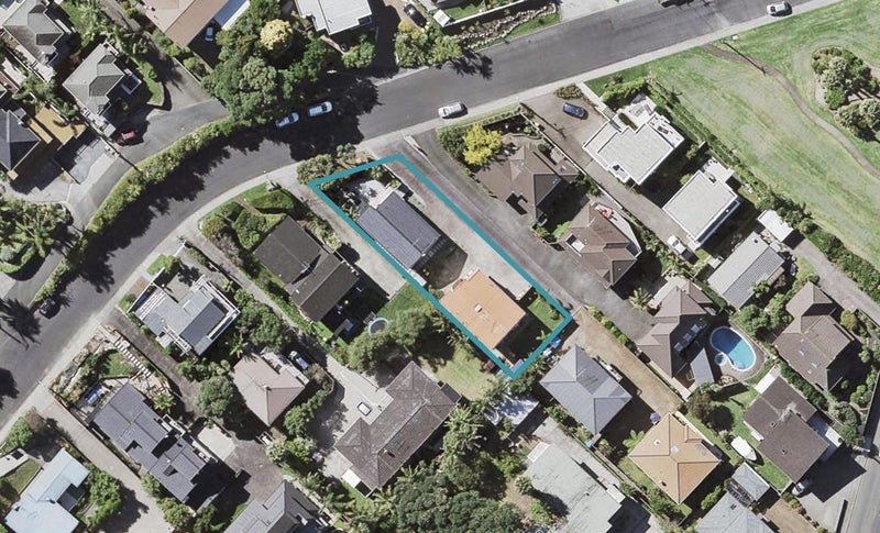 2/8 Commodore Parry Road, Castor Bay, Auckland - Carousel 1