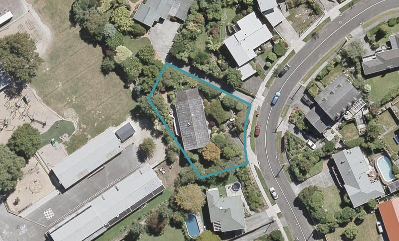 18 Dowling Grove, Silverstream, Upper Hutt - Carousel 1