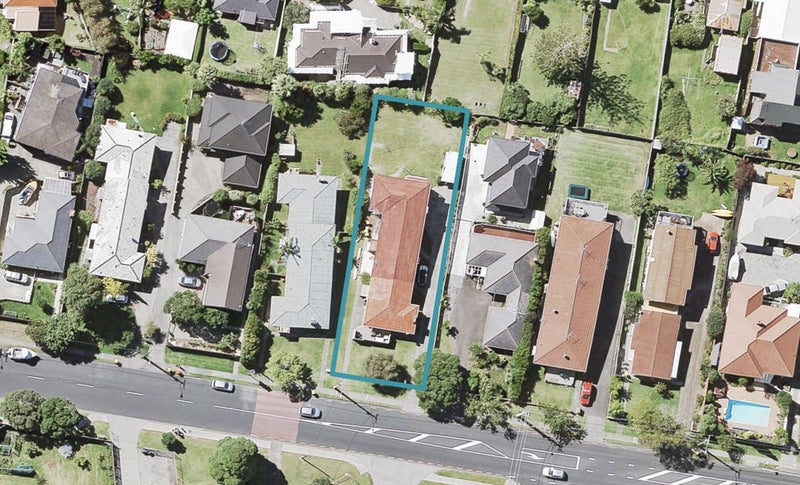 2/617 Beach Road, Rothesay Bay, Auckland - Carousel 1