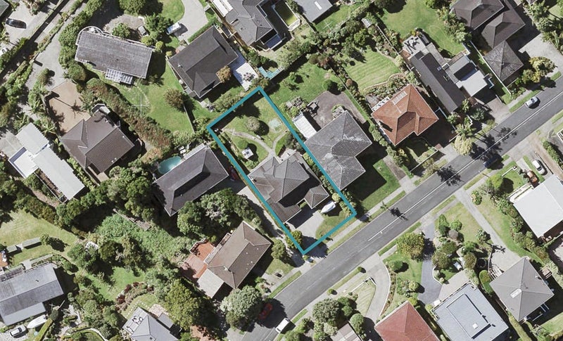 13 Copperfield Terrace, Mellons Bay, Auckland - Carousel 1