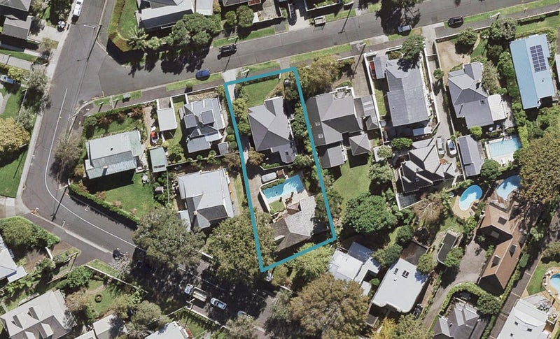 2/18 Vincent Road, Northcote Point, Auckland - Carousel 1