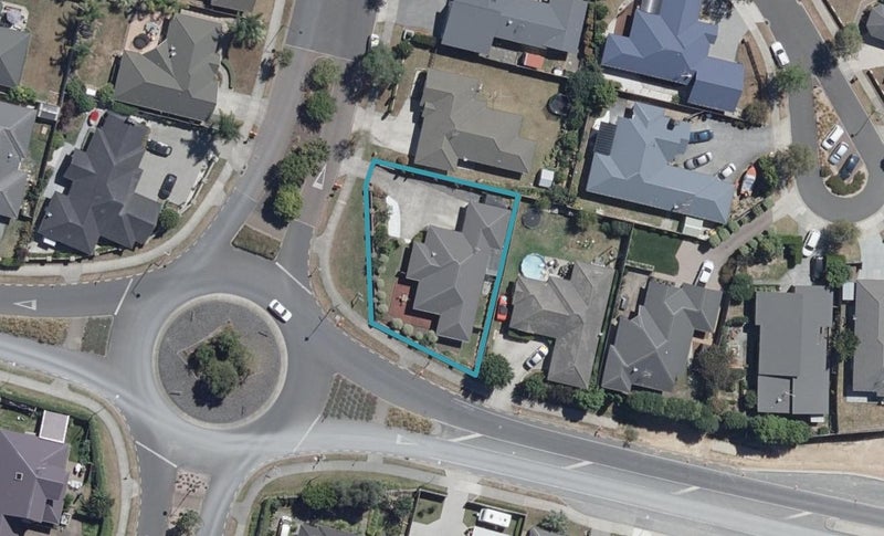 2 Barrington Drive, Huntington, Hamilton - Carousel 1