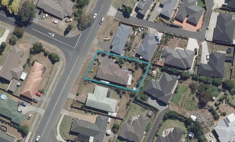 91 Dixon Road, Glenview, Hamilton - Carousel 1