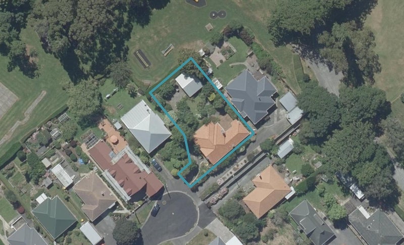 39 Ainslee Place, North East Valley, Dunedin - Carousel 1