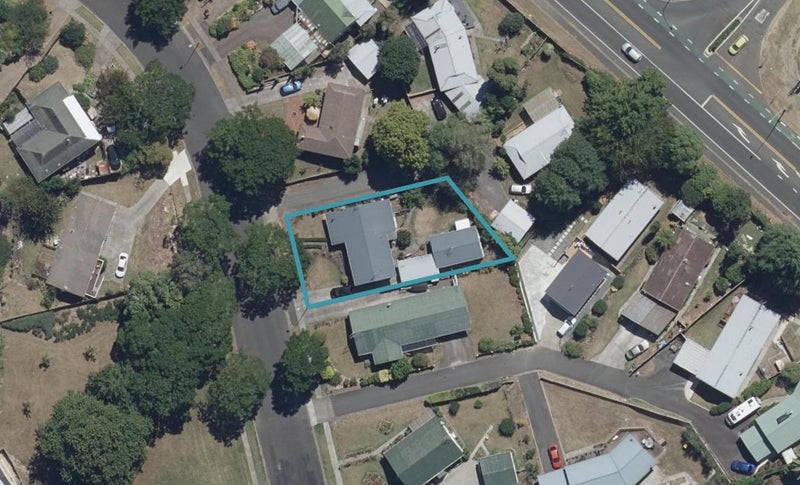 21 Exeter Street, Glenview, Hamilton - Carousel 1