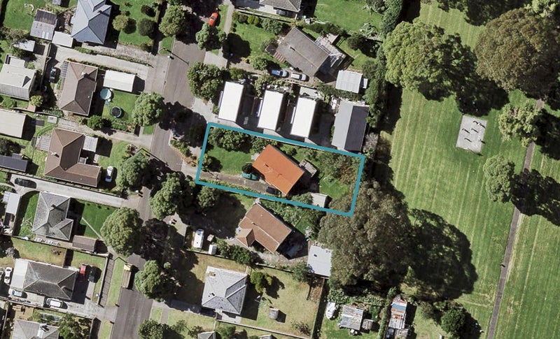 22 Waddell Avenue, Point England, Auckland - Carousel 1