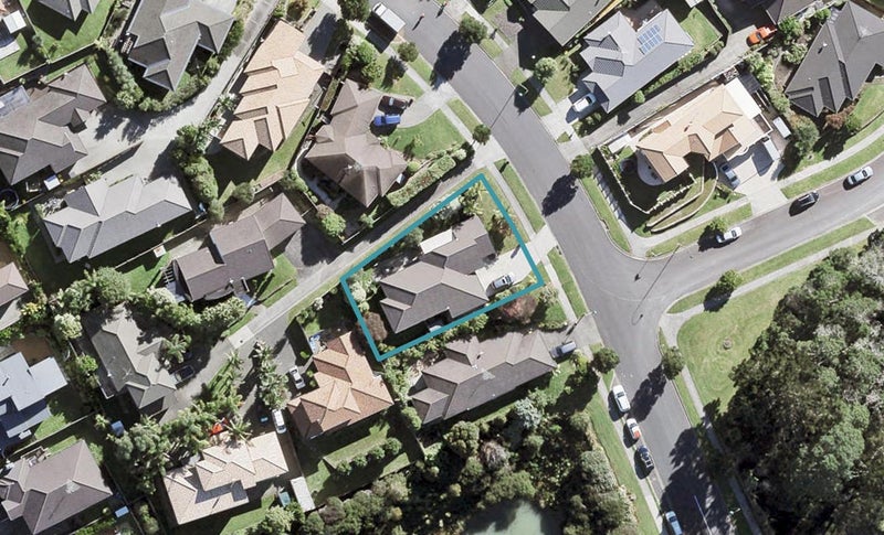 8 Rising Parade, Fairview Heights, Auckland - Carousel 1