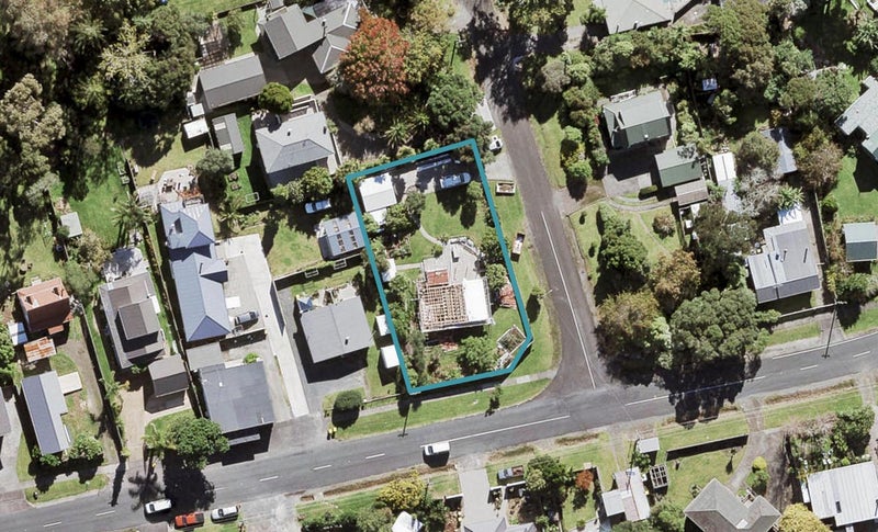 15 Holgate Avenue, Herald Island, Auckland - Carousel 1