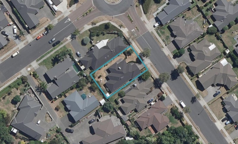 27 Barrington Drive, Huntington, Hamilton - Carousel 1