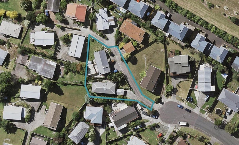 2/82 Totaravale Drive, Totara Vale, Auckland - Carousel 1