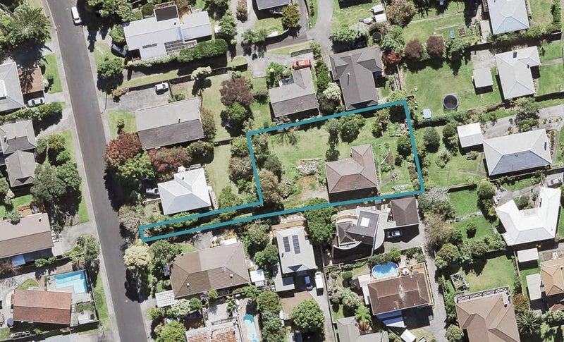 8 Pokapu Street, Titirangi, Auckland - Carousel 1