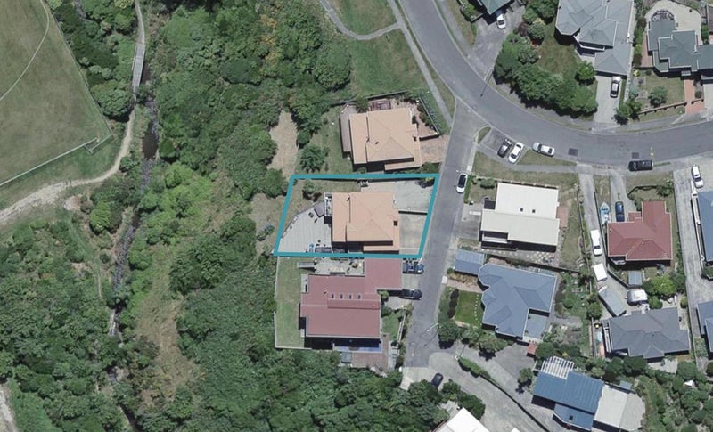 8 Domanski Crescent, Owhiro Bay, Wellington - Carousel 1