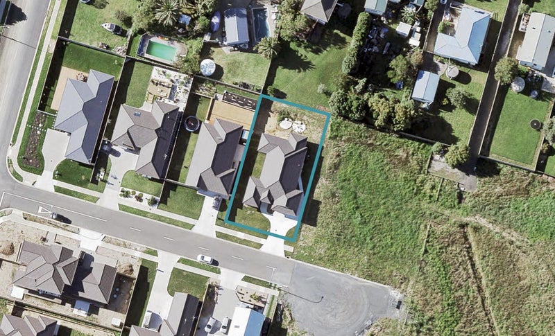 84 Seventh View Avenue, Beachlands, Auckland - Carousel 1