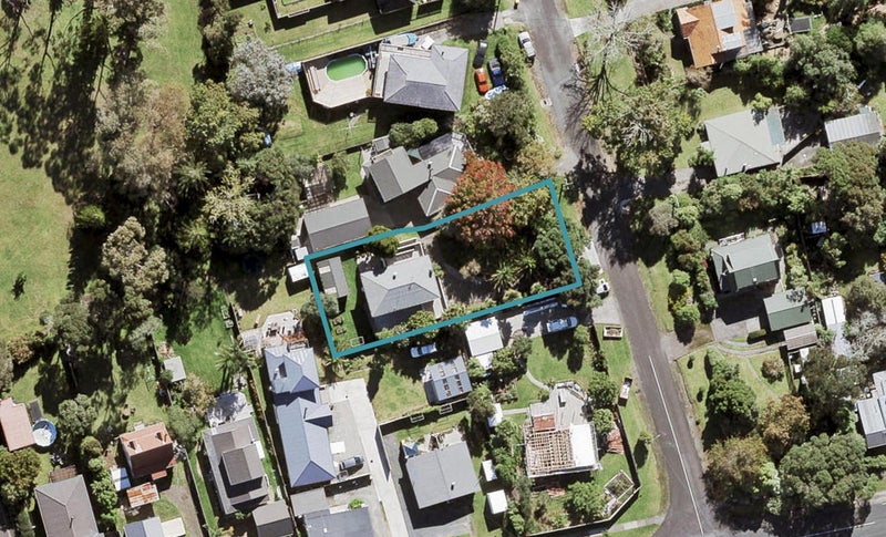 13 Holgate Avenue, Herald Island, Auckland - Carousel 1