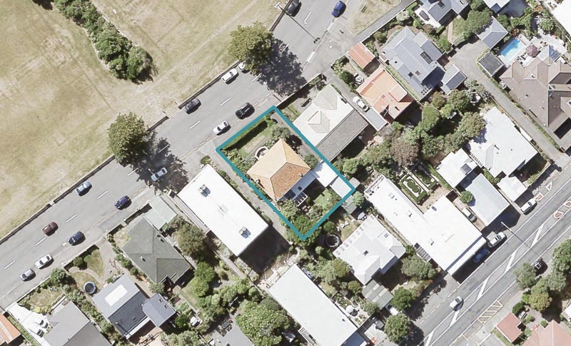 37 Marine Parade, Eastbourne, Lower Hutt - Carousel 1