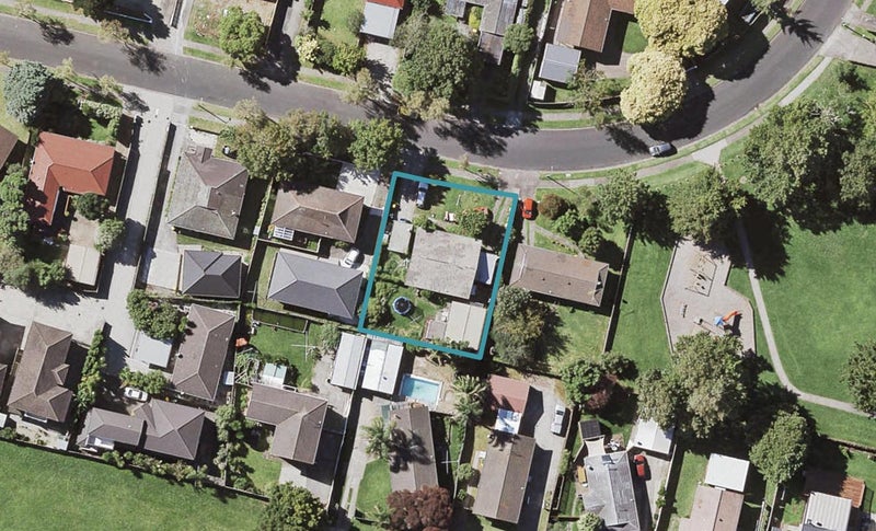18 Glennandrew Drive, Half Moon Bay, Auckland - Carousel 1