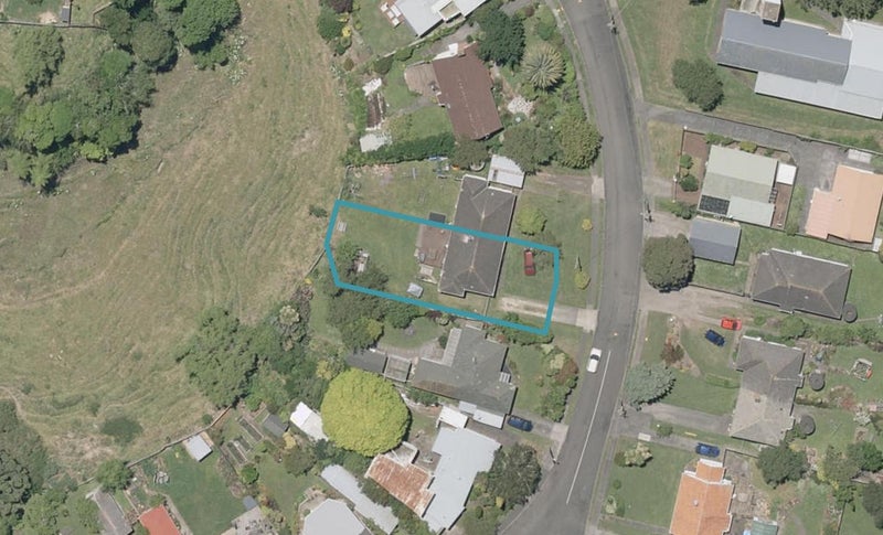 6 Hutchison Crescent, Durie Hill, Whanganui - Carousel 1