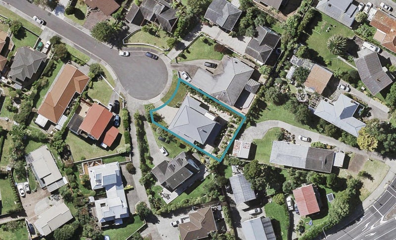 12 Delisle Place, Windsor Park, Auckland - Carousel 1