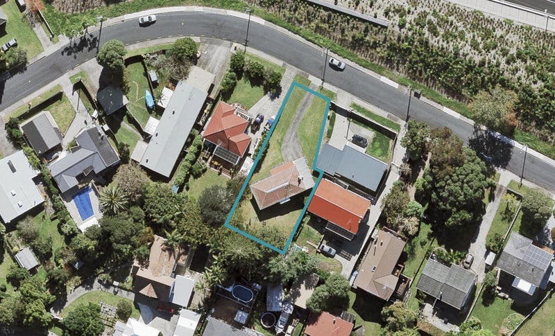 11 Alwyn Avenue, Te Atatu South, Auckland - Carousel 1