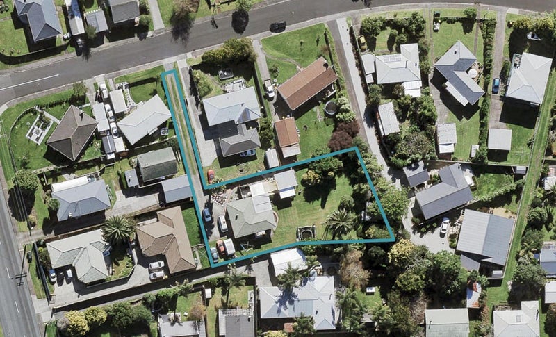 4 Brennan Avenue, Te Atatu Peninsula, Auckland - Carousel 1