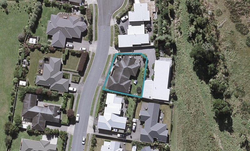 18 Montrose Place, Highlands Park, New Plymouth - Carousel 1