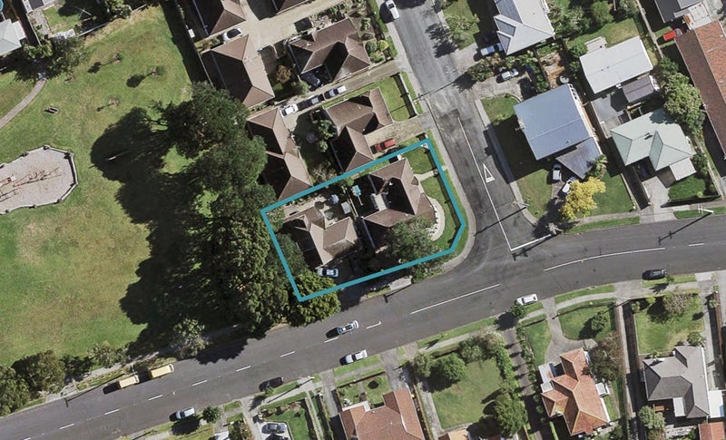 2/10 Grande Vue Road, Hillpark, Auckland - Carousel 1