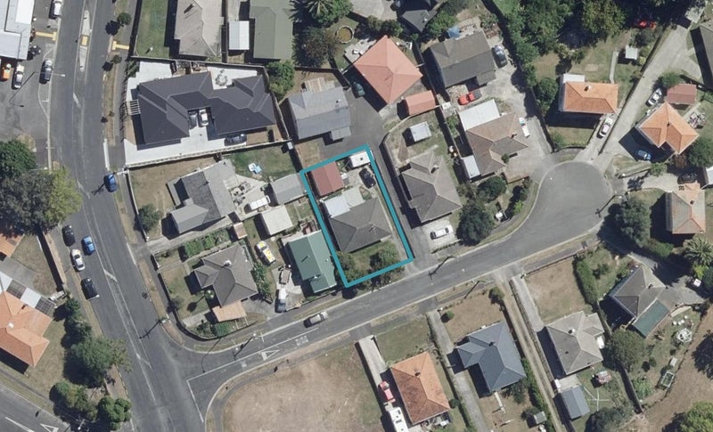 1 Denz Street, Maeroa, Hamilton - Carousel 1