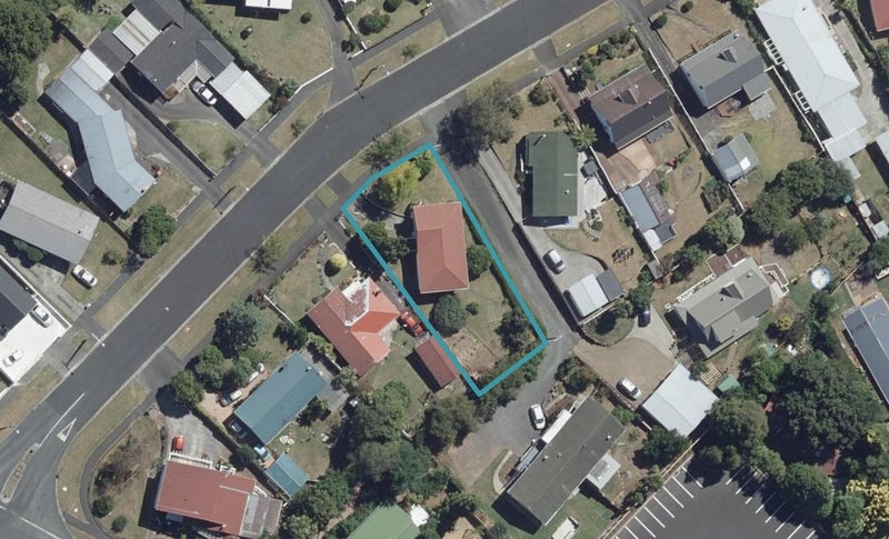 8 Lewis Street, Glenview, Hamilton - Carousel 1