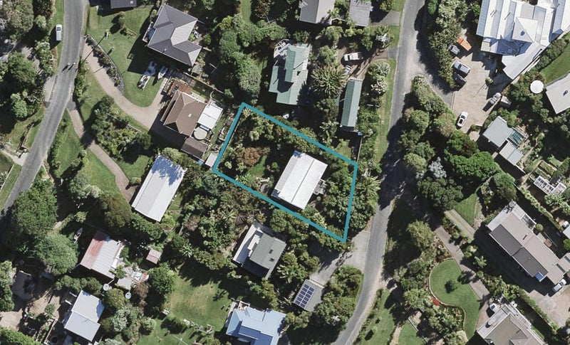 7 Huia Street, Oneroa, Waiheke Island - Carousel 1