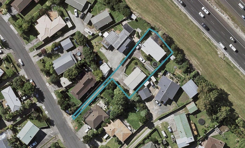 1/77 Totaravale Drive, Totara Vale, Auckland - Carousel 1
