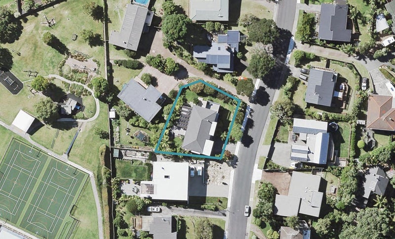 11 St Ives Terrace, Mairangi Bay, Auckland - Carousel 1