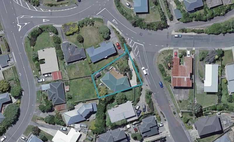 4 Dress Circle, Newlands, Wellington - Carousel 1