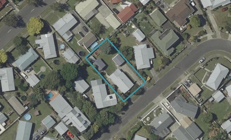 9 Rosedale Crescent, Cloverlea, Palmerston North - Carousel 1
