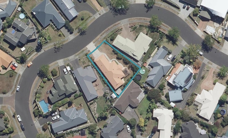 18 Montrose Crescent, Huntington, Hamilton - Carousel 1