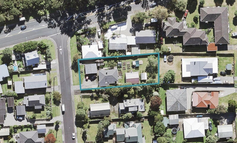 4 Harrybrook Road, Green Bay, Auckland - Carousel 1