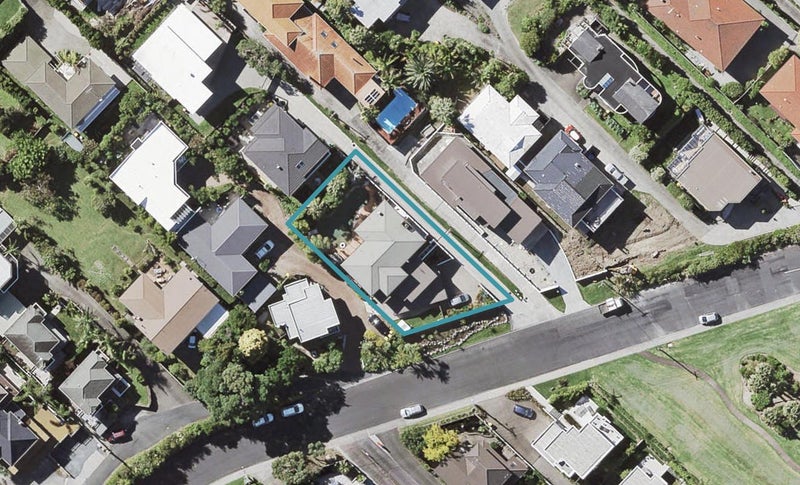 15 Commodore Parry Road, Castor Bay, Auckland - Carousel 1