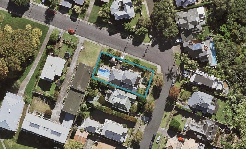 8 Waimana Avenue, Northcote Point, Auckland - Carousel 1
