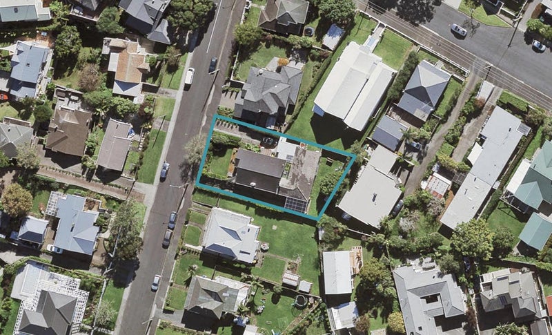 2/29 Clarence Road, Northcote Point, Auckland - Carousel 1