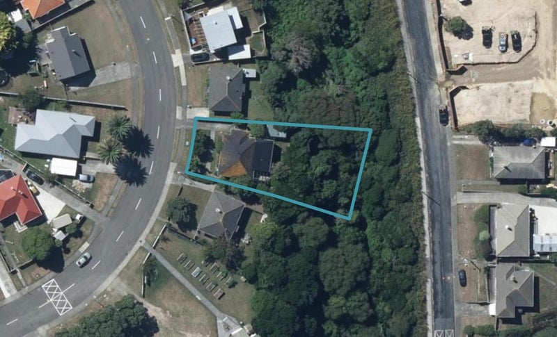 39 Kapiti Crescent, Titahi Bay, Porirua - Carousel 1