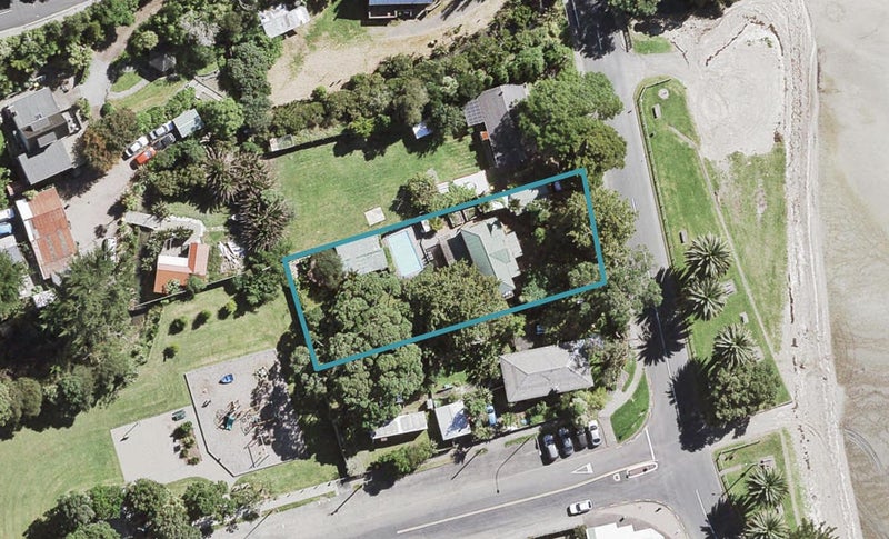 5 Sandys Parade, Laingholm, Auckland - Carousel 1