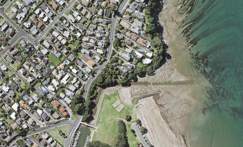 1/3 Beach Road, Castor Bay, Auckland - Carousel 1