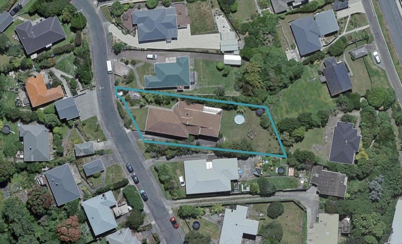 11 Kereru Bend, Tawa, Wellington - Carousel 1