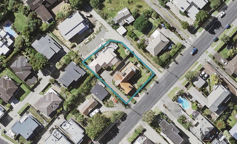2/4 Aberdeen Road, Campbells Bay, Auckland - Carousel 1